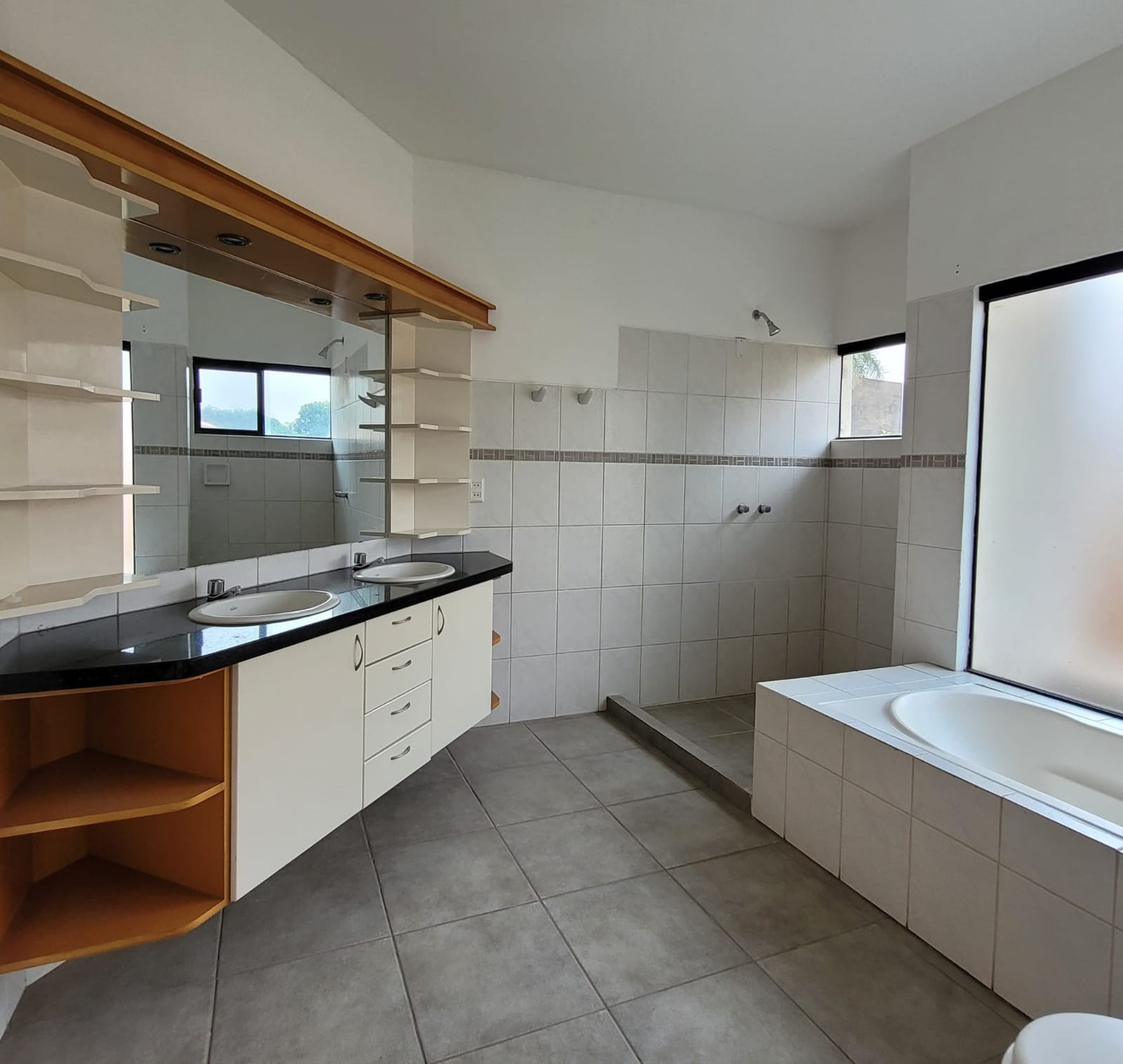 Casa en Entre 6to y 7mo anillo Norte en Santa Cruz de la Sierra 5 dormitorios 7 baños 8 parqueos Foto 5