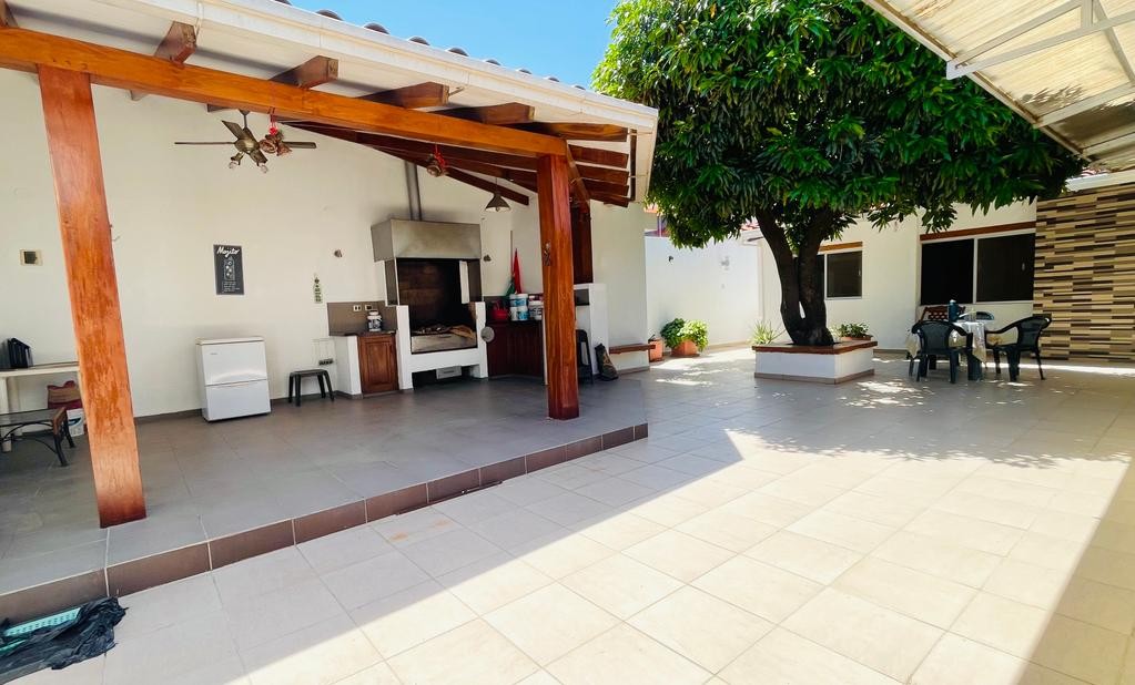 Casa en VentaAVENIDA ALEMANA Y 3ER ANILLO. ZONA NORTE!  5 dormitorios 3 baños 3 parqueos Foto 8