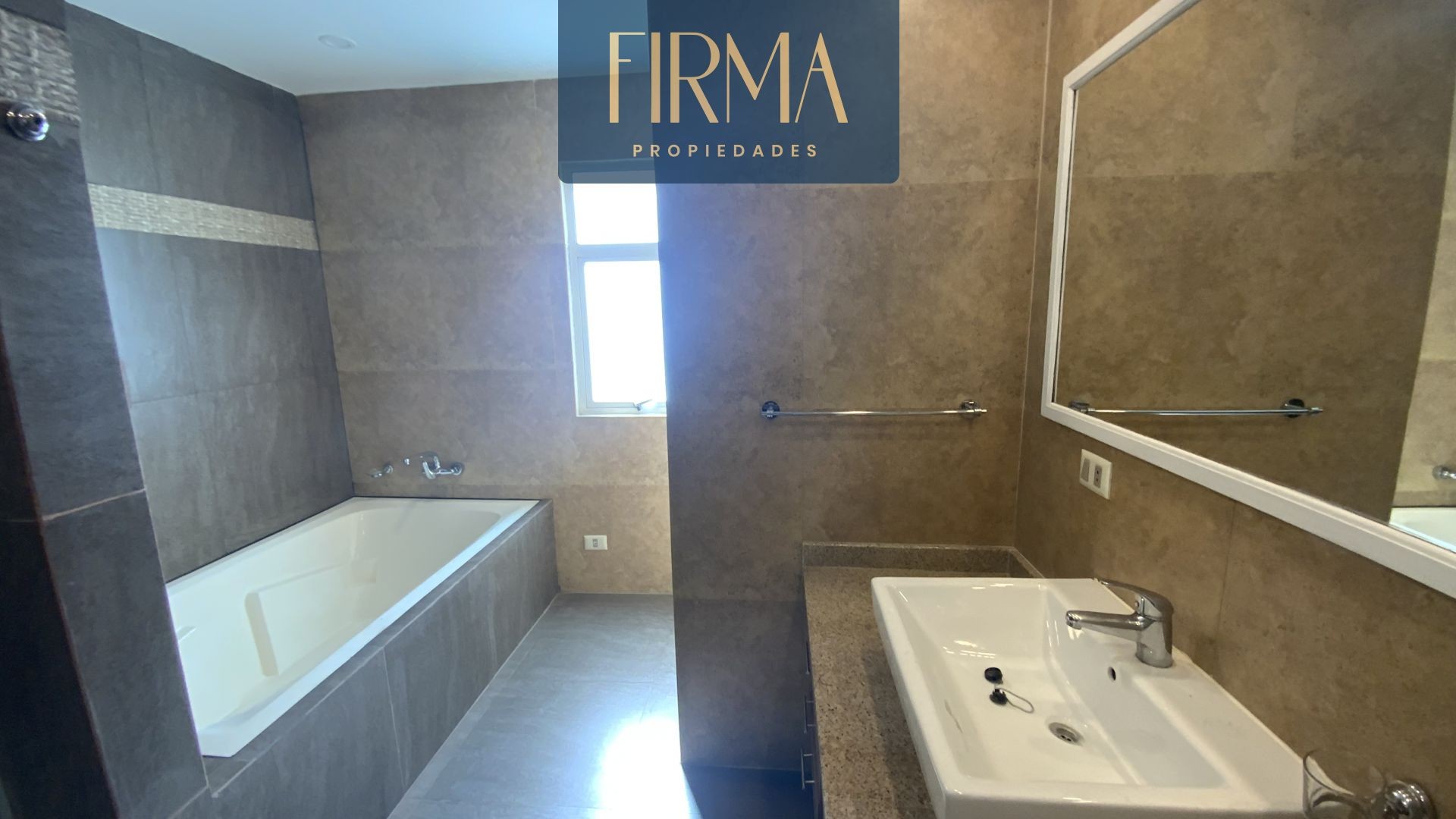 Casa en Achumani en La Paz 3 dormitorios 4 baños 3 parqueos Foto 3