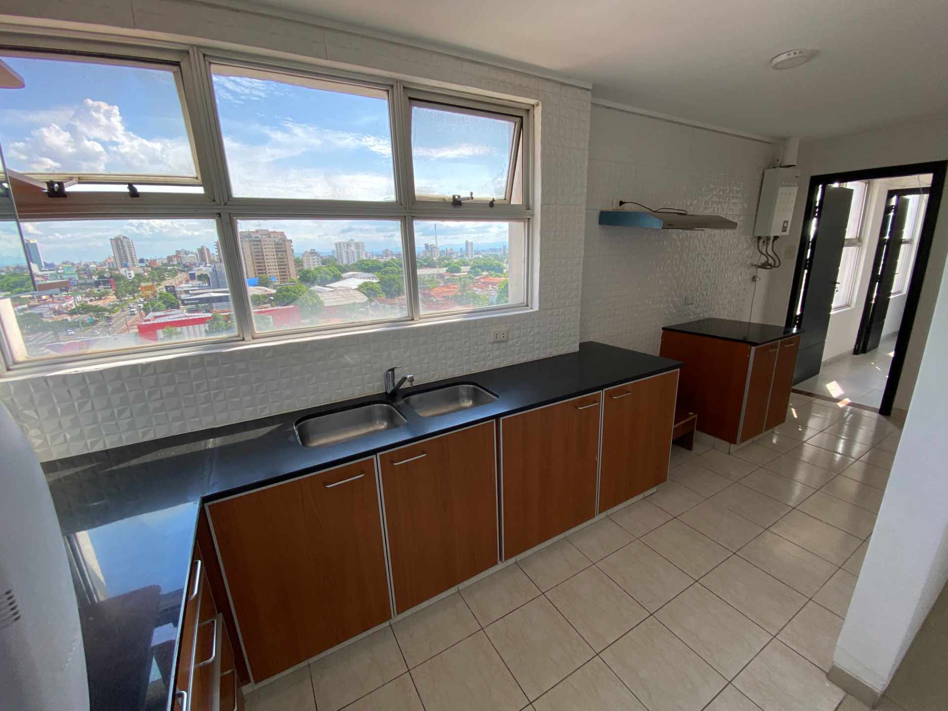 Departamento en AlquilerEdificio San Antonio piso 7. Sobre Av. Banzer casi 3er Anillo.    Foto 13