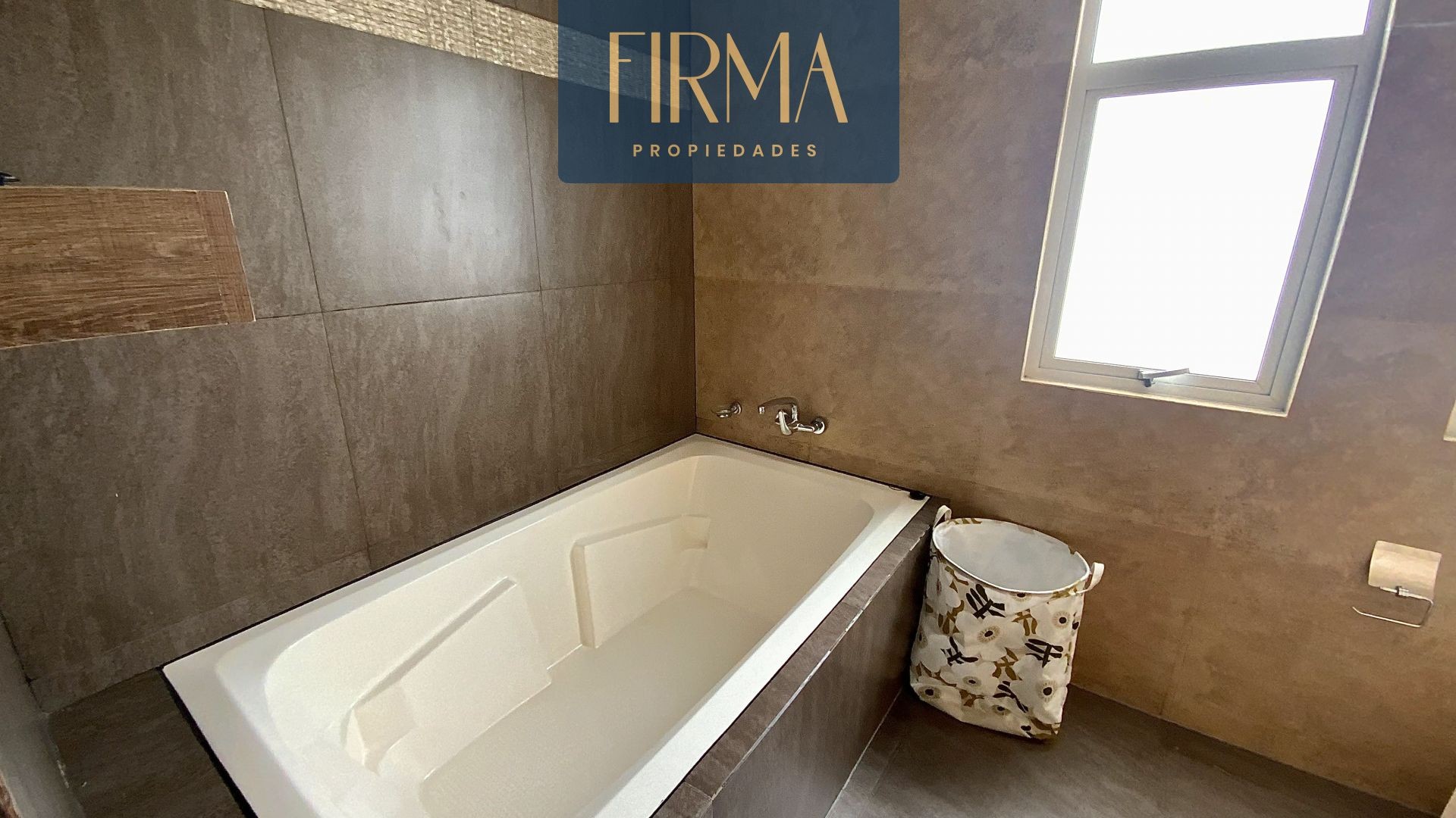 Casa en Achumani en La Paz 3 dormitorios 4 baños 3 parqueos Foto 2