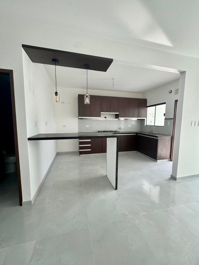 Casa en Entre 8vo y 9no anillo Norte en Santa Cruz de la Sierra 4 dormitorios 3 baños 2 parqueos Foto 5