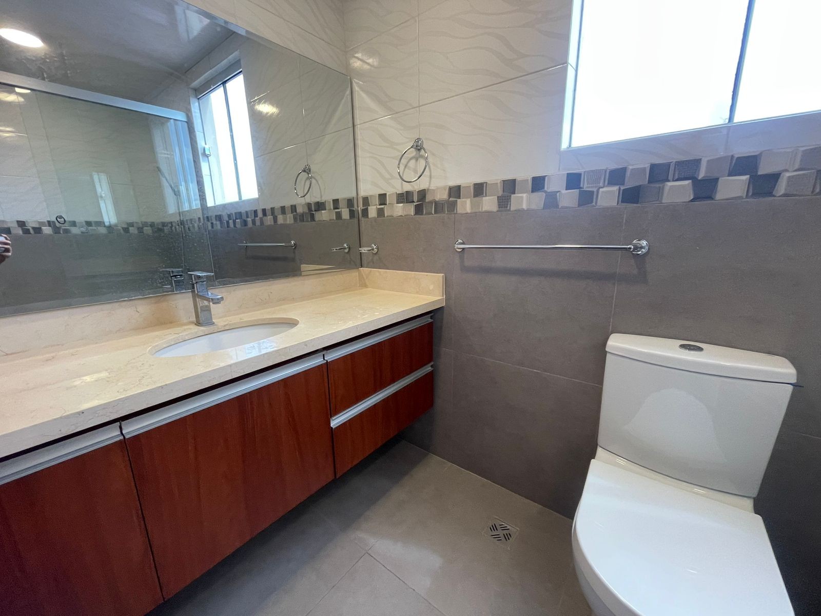 Departamento en Entre 1er y 2do anillo Norte en Santa Cruz de la Sierra 2 dormitorios 2 baños  Foto 13