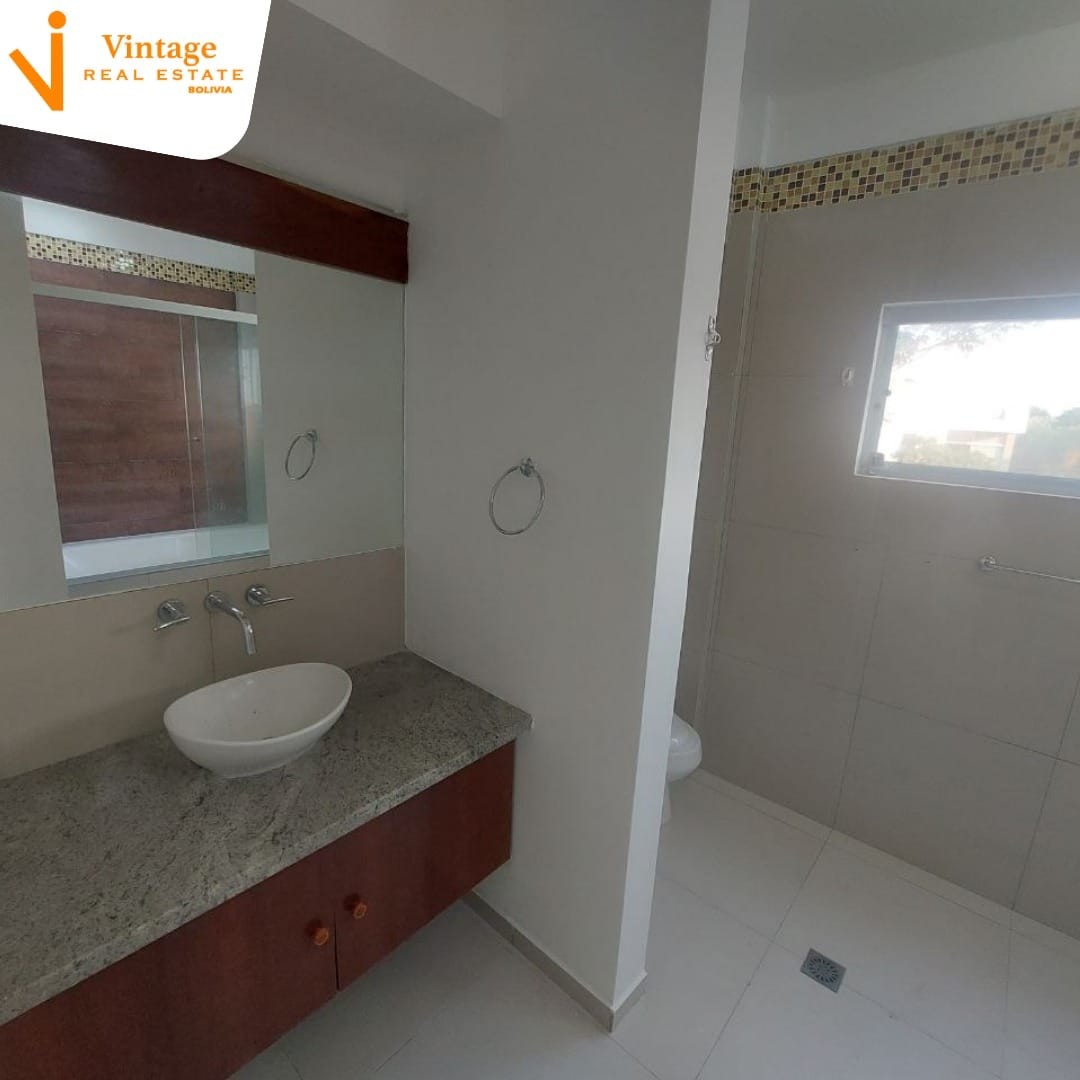 Casa en Urubó en Santa Cruz de la Sierra 6 dormitorios 5 baños 3 parqueos Foto 12