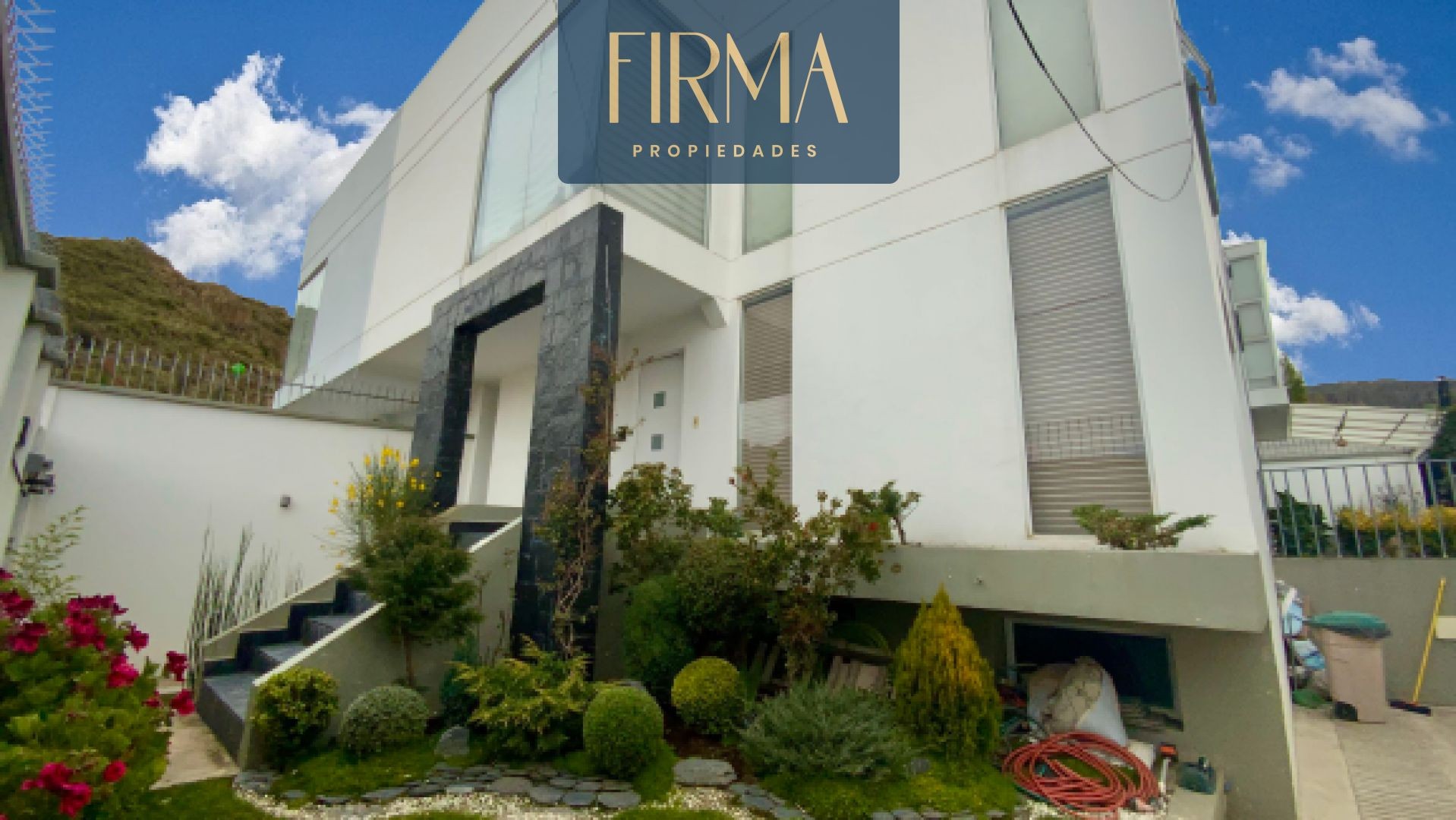 Casa en VentaACHUMANI JARDINES DEL SUR 3 dormitorios 4 baños 3 parqueos Foto 2