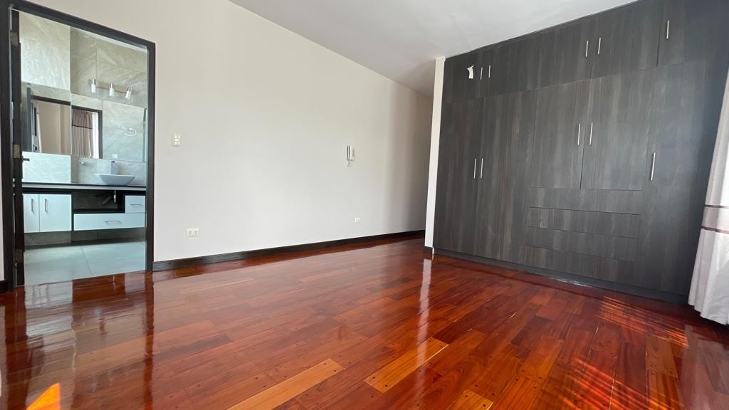 Departamento en AlquilerPENTHOUSE CON TERRAZA PRIVADA EN ALQUILER EN ACHUMANI 4 dormitorios 6 baños 2 parqueos Foto 8