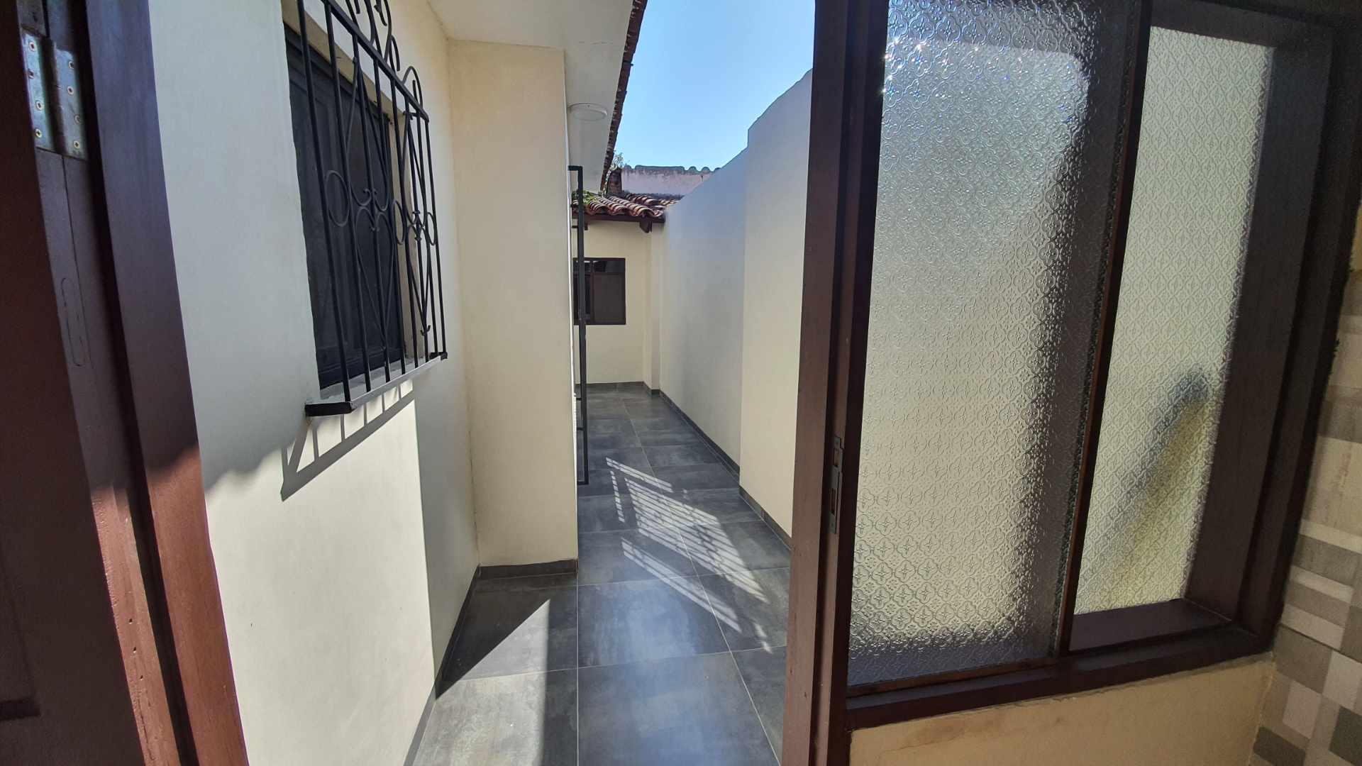 Casa en Entre 3er y 4to anillo Norte en Santa Cruz de la Sierra 4 dormitorios 3 baños 2 parqueos Foto 5