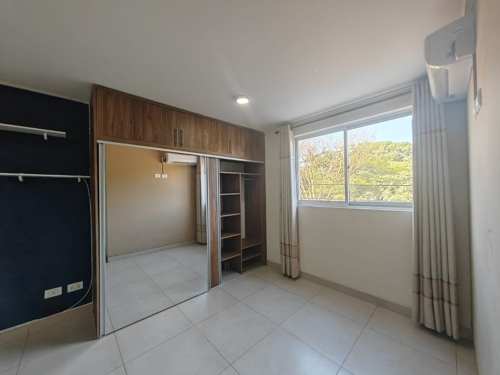 Departamento en Venta2DO ANILLO BUSCH FRENTE UNIFRANZ EDIFICIO SAYUBU Foto 3