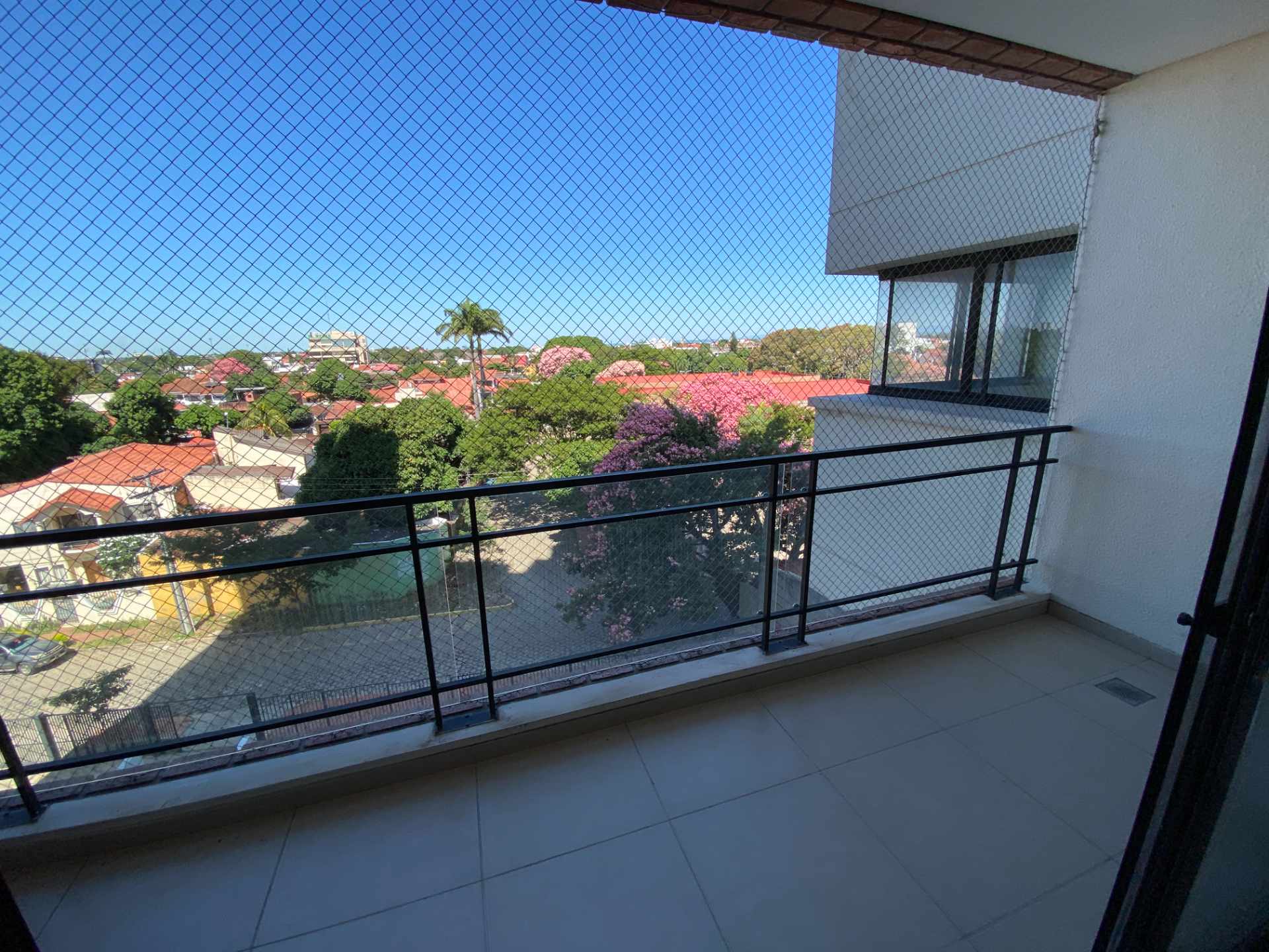 Departamento en Entre 1er y 2do anillo Sur en Santa Cruz de la Sierra 3 dormitorios 2 baños 1 parqueos Foto 3