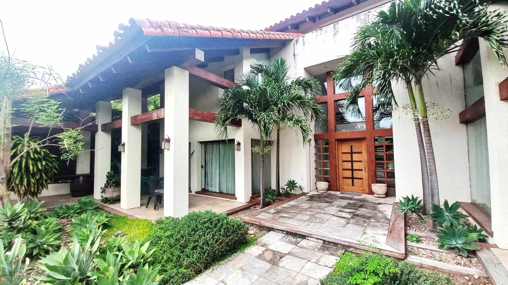 Casa en Entre 2do y 3er anillo Norte en Santa Cruz de la Sierra 5 dormitorios 4 baños 2 parqueos Foto 2