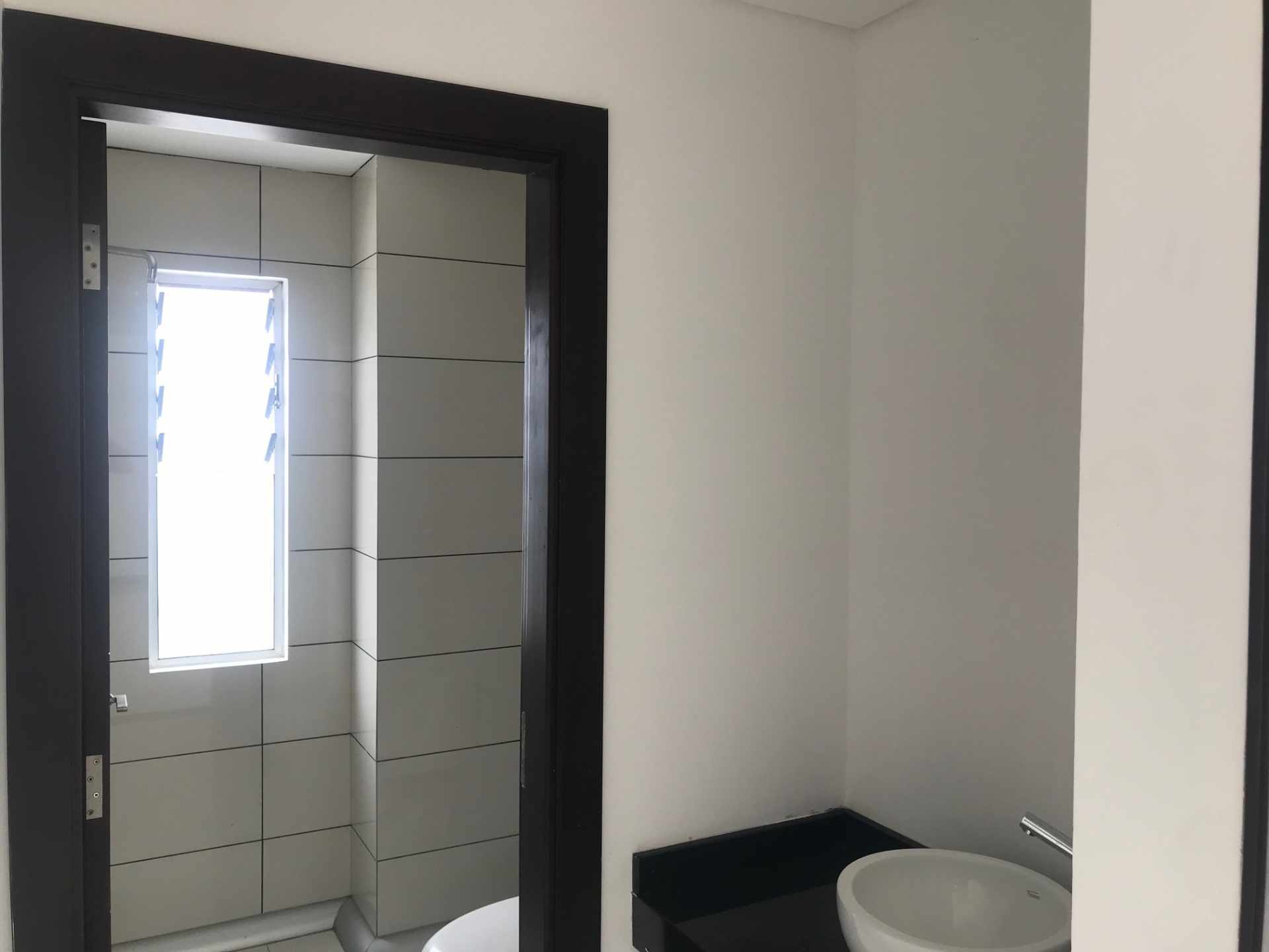 Oficina Torre Rubí [Av. Beni y 4to. Anillo], Oficina amplia dúplex en alquiler, con parqueo techado. 
[700$us. Facturado, Expensas incluidas] Apto para oficinas de bajo tráfico.  Foto 5