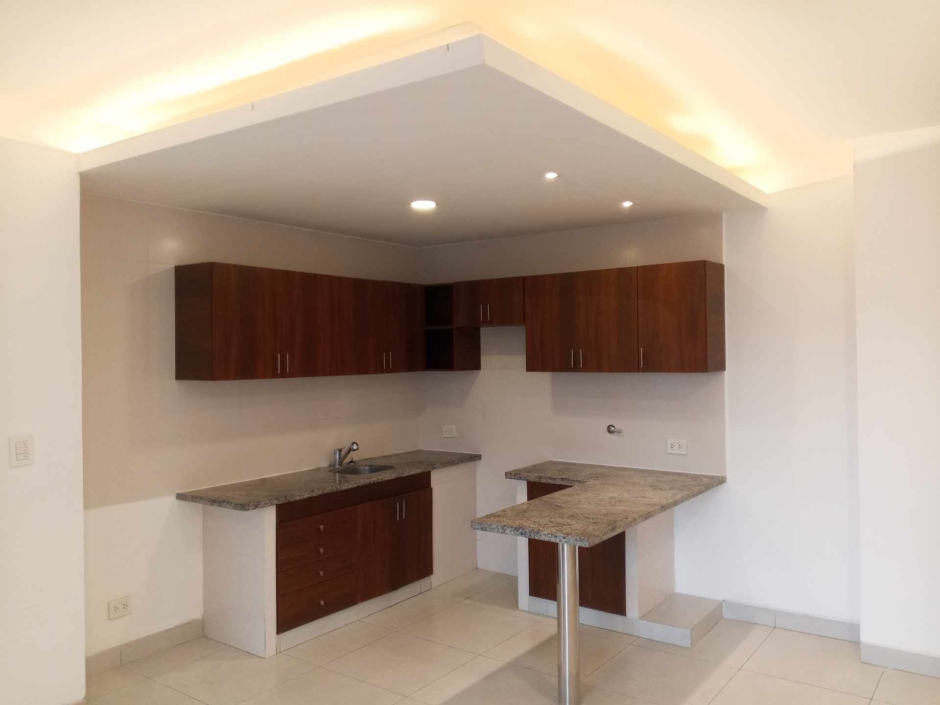 Departamento en AlquilerCondominio Altos del Sur, Zona Sur, entre Av. Irala y Av. Las Américas, cerca del Parque Urbano.  1 dormitorios 1 baños  Foto 3