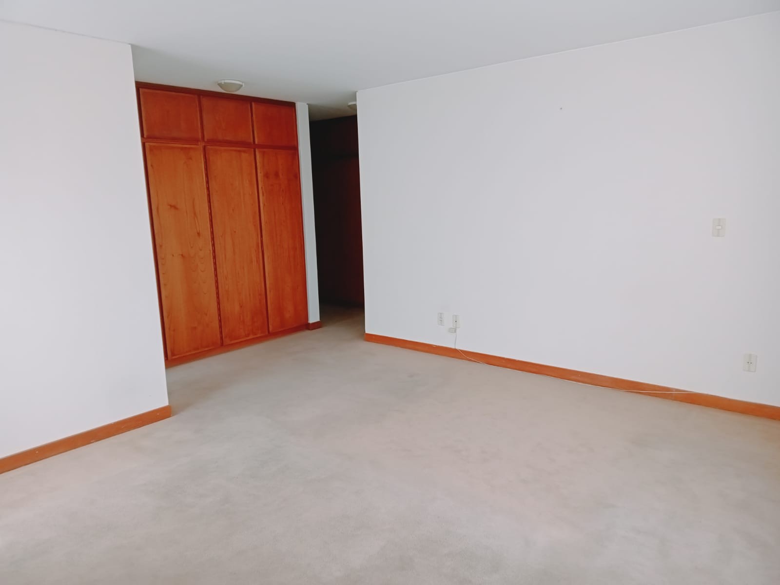 Departamento en AnticréticoANTICRETICO REGISTRABL, ELEGANTE DEPARTAMENTO EN ACHUMANI SECTOR ASILO 3 dormitorios 4 baños 2 parqueos Foto 9