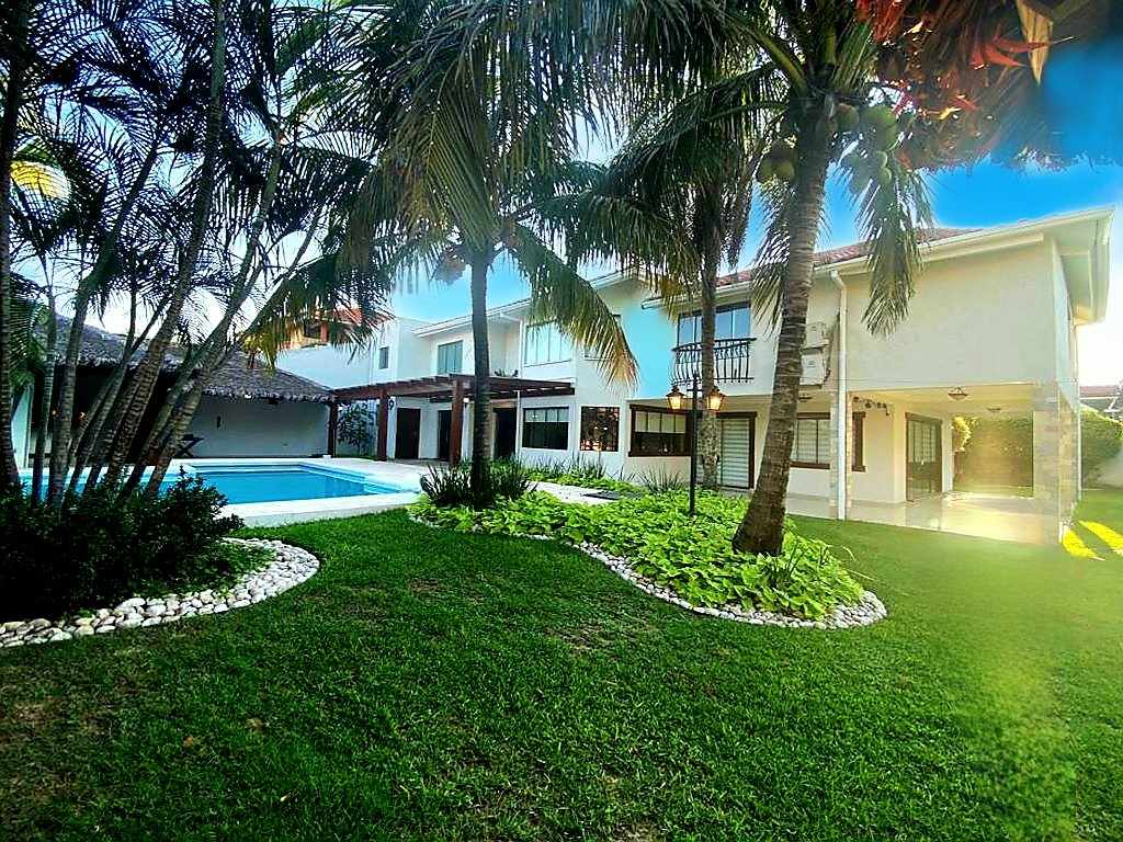 Casa en AlquilerLas Palmas
Zona Residencial 4 dormitorios 5 baños 3 parqueos Foto 3