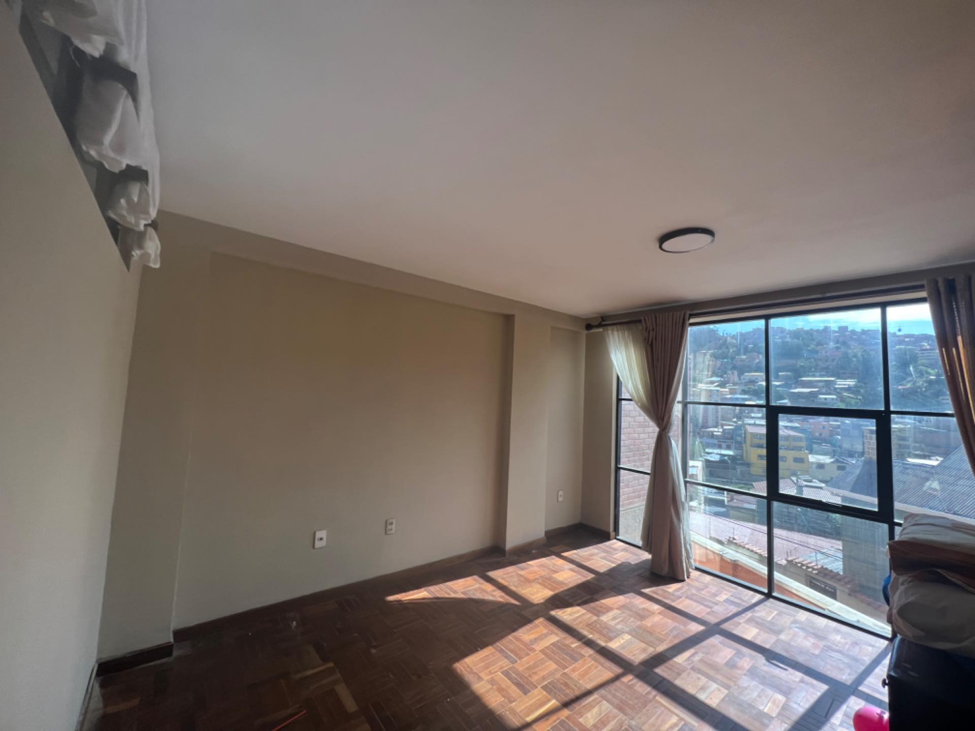 Departamento en AnticréticoCalle 16 de Obrajes  Hugo Ernest  3 dormitorios 3 baños 1 parqueos Foto 5