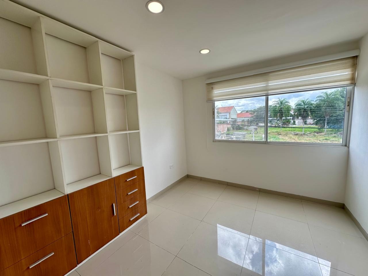 Casa en VentaEn Venta Hermosa Casa de 4 Dormitorios en Condominio en Av. Piraí Zona de Condominios Foto 14