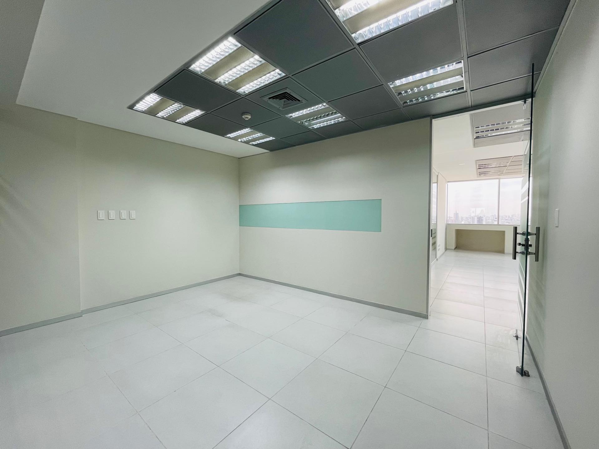 Oficina en AlquilerEdificio Torre Duo, Equipetrol 4to anillo  Foto 7