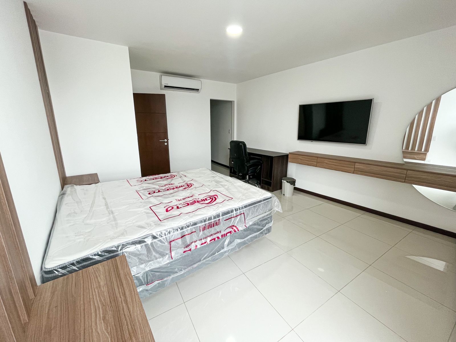 Departamento en AlquilerDPTO 3 DORMITORIOS AMOBLADO- PLATINIUM 2 FRENTE AL MALL VENTURA Foto 11