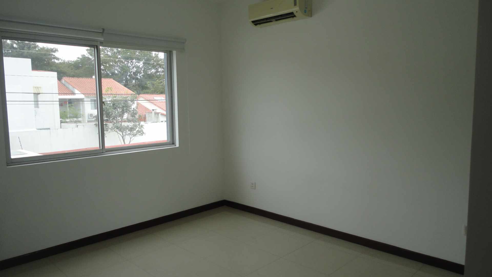 Casa en Entre 7mo y 8vo anillo Norte en Santa Cruz de la Sierra 4 dormitorios 3 baños 2 parqueos Foto 4