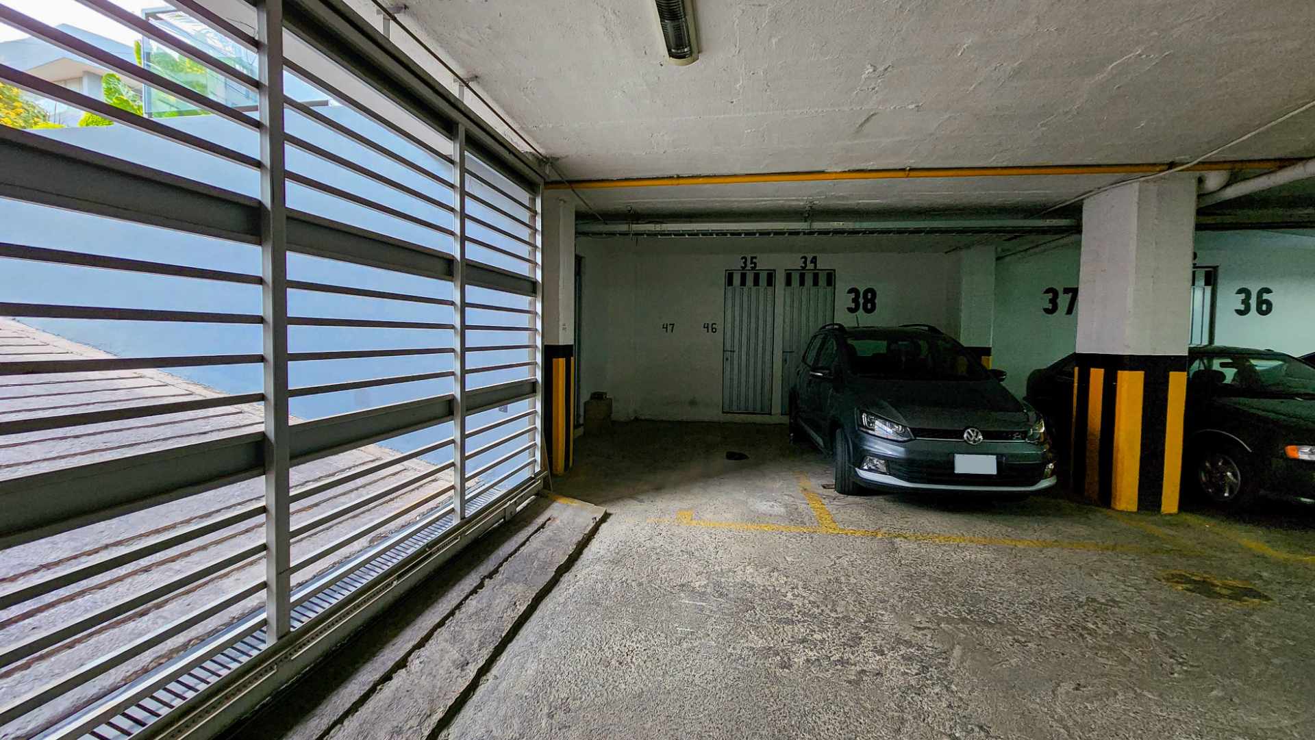 Departamento en VentaEdificio Versalles, Calle Miguel Aguirre - Zona Queru Queru 3 dormitorios 2 baños 2 parqueos Foto 14