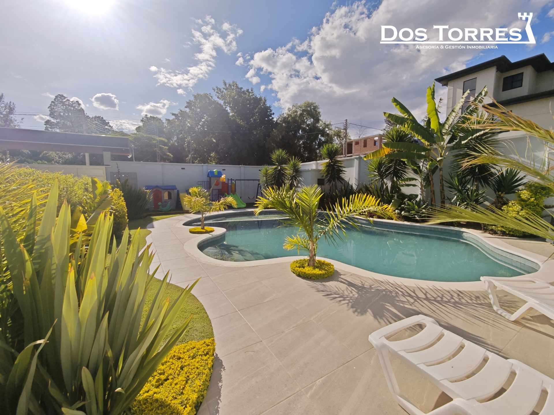 Casa en Tiquipaya en Cochabamba 3 dormitorios 3 baños 2 parqueos Foto 1