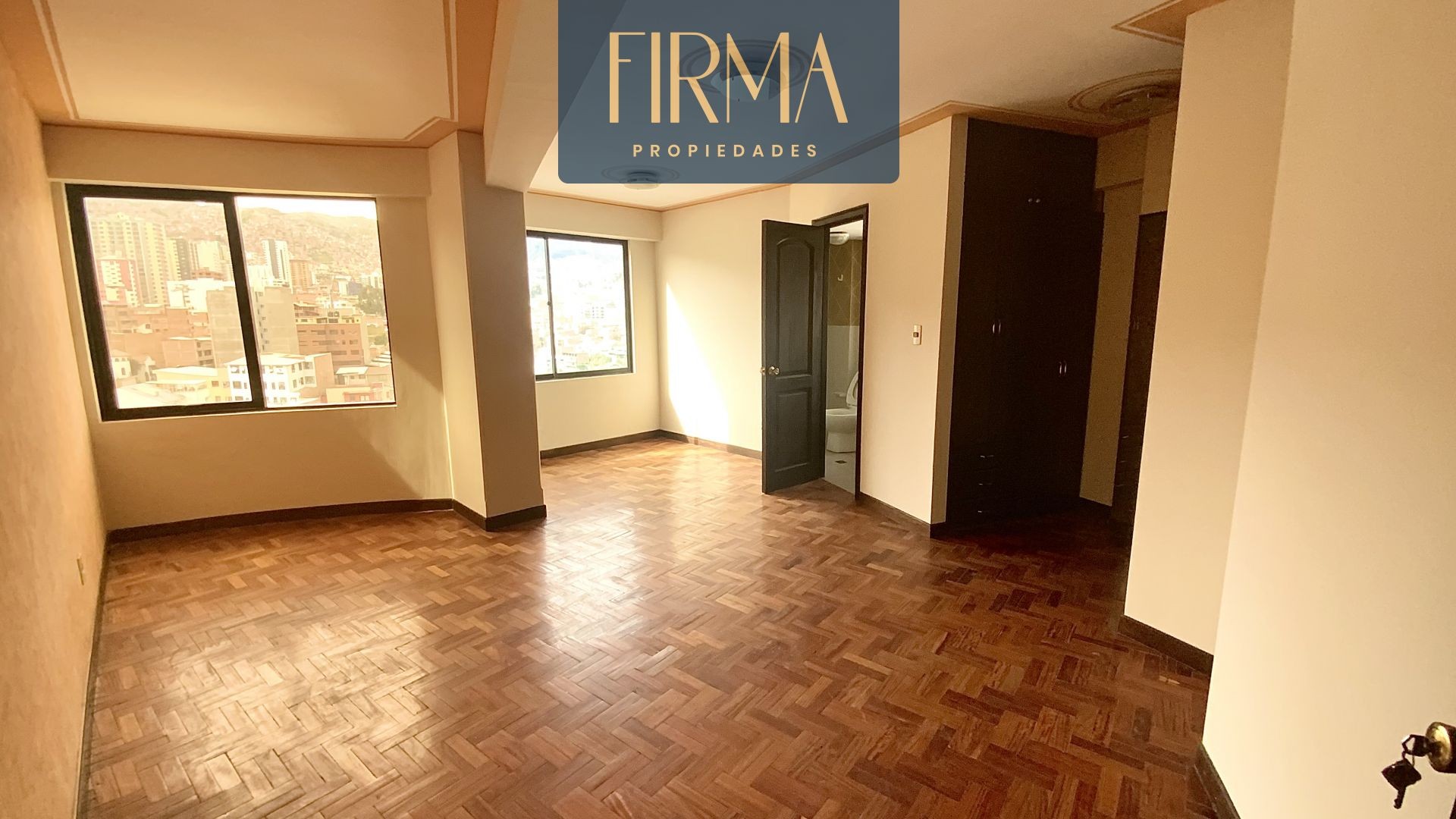 Departamento en VentaCOMPRA ESTE AMPLIO Y CÉNTRICO DEPARTAMENTO EN MIRAFLORES 5 dormitorios 4 baños 1 parqueos Foto 4